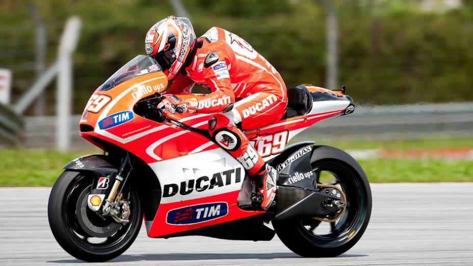 Nicky Hayden (Ducati Team) ficou atr&aacute;s do seu companheiro de equipe no &uacute;ltimo dia de testes em Sepang. <a href="%20https://beta-develop.quatrorodas.abril.com.br/moto/noticias/motogp-pedrosa-lidera-ultimo-dia-sepang-734820.shtml" rel="migration">Leia mais</a>