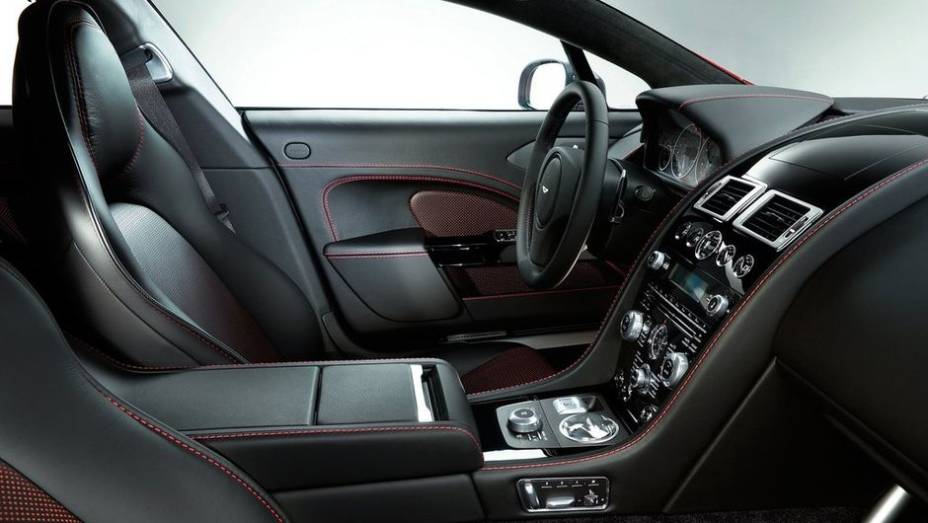 O Rapide S n&atilde;o deve sofrer altera&ccedil;&otilde;es no valor praticado no Reino Unido | <a href="https://beta-develop.quatrorodas.abril.com.br/saloes/genebra/2013/aston-martin-rapide-s-2013-734925.shtml" rel="migration">Leia mais</a>