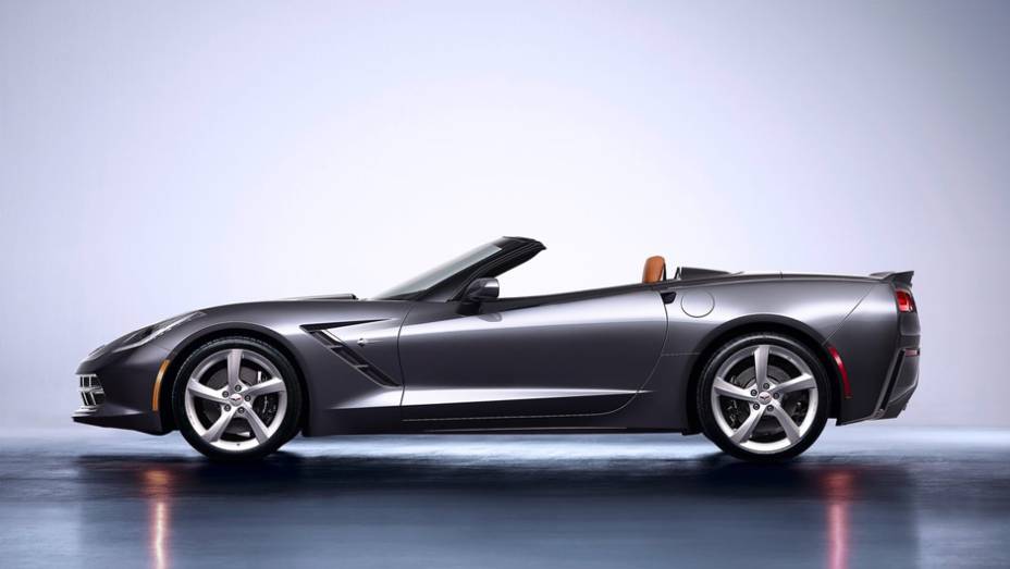 O conversível não passou por alterações significativas em relação ao coupé | <a href="https://beta-develop.quatrorodas.abril.com.br/saloes/genebra/2013/chevrolet-corvette-stingray-conversivel-735080.shtml" rel="migration">Leia mais</a> O conversível não passou por alterações significativas em relação ao coupé | <a href="https://beta-develop.quatrorodas.abril.com.br/saloes/genebra/2013/chevrolet-corvette-stingray-conversivel-735080.shtml" rel="migration">Leia mais</a>