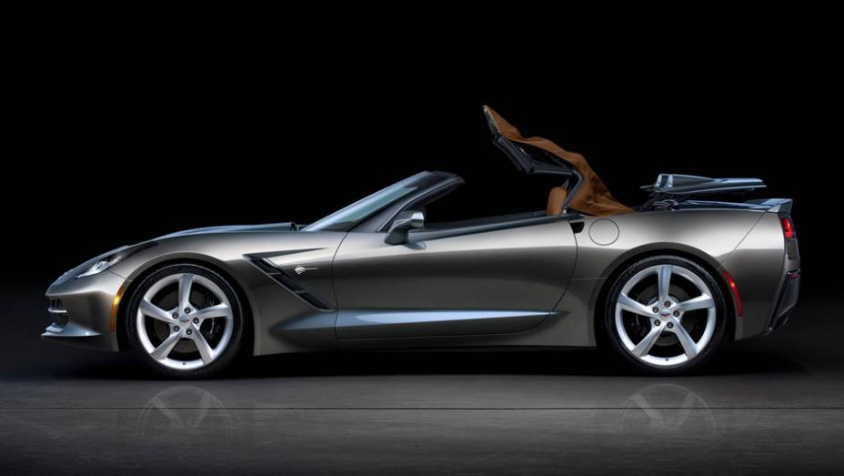 O teto pode ser aberto ou fechado em velocidades de até 50 km/h | <a href="https://beta-develop.quatrorodas.abril.com.br/saloes/genebra/2013/chevrolet-corvette-stingray-conversivel-735080.shtml" rel="migration">Leia mais</a> O teto pode ser aberto ou fechado em velocidades de até 50 km/h | <a href="https://beta-develop.quatrorodas.abril.com.br/saloes/genebra/2013/chevrolet-corvette-stingray-conversivel-735080.shtml" rel="migration">Leia mais</a>