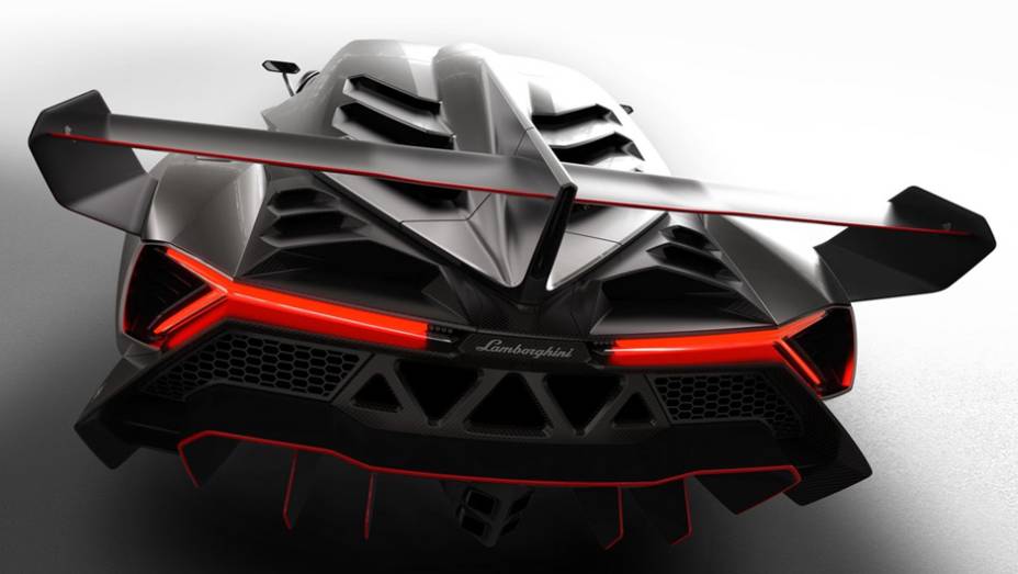 Segundo a marca, a velocidade máxima estimada é de 354 km/h | <a href="https://beta-develop.quatrorodas.abril.com.br/saloes/genebra/2013/lamborghini-veneno-735176.shtml" rel="migration">Leia mais</a>