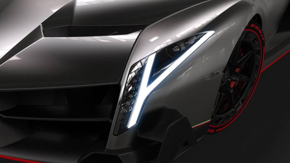 LEDs nos faróis formam um Y | <a href="https://beta-develop.quatrorodas.abril.com.br/saloes/genebra/2013/lamborghini-veneno-735176.shtml" rel="migration">Leia mais</a>