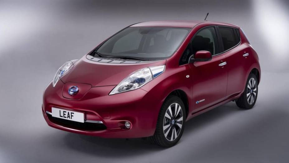 Nissan aproveita o Salão de Genebra para mostrar o modelo 2013 do elétrico Leaf | <a href="https://beta-develop.quatrorodas.abril.com.br/saloes/genebra/2013/nissan-leaf-versao-europeia-735259.shtml" rel="migration">Leia mais</a>