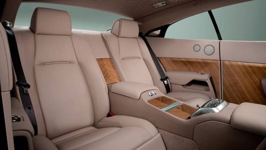 O acabamento interno tem diversos pontos em que se utiliza madeira. O revestimento dos bancos &eacute; feito em couro | <a href="%20https://beta-develop.quatrorodas.abril.com.br/saloes/genebra/2013/rolls-royce-wraith-734658.shtml" rel="migration">Leia mais</a>