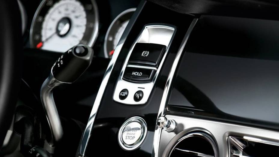 O Rolls-Royce Wraith dever&aacute; chegar ao mercado europeu no &uacute;ltimo trimestre do ano | <a href="%20https://beta-develop.quatrorodas.abril.com.br/saloes/genebra/2013/rolls-royce-wraith-734658.shtml" rel="migration">Leia mais</a>