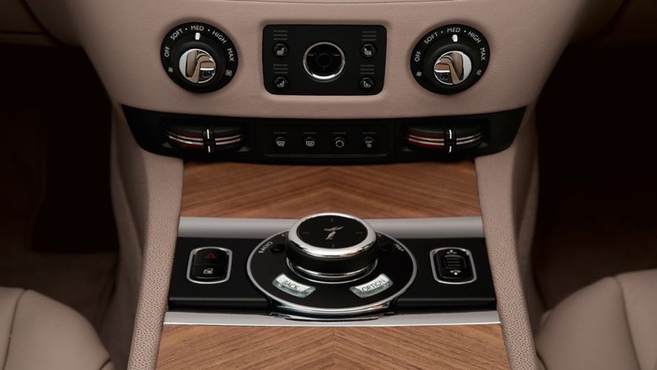 Pre&ccedil;o estipulado: 215 mil libras esterlinas | <a href="https://beta-develop.quatrorodas.abril.com.br/saloes/genebra/2013/rolls-royce-wraith-734658.shtml" rel="migration">Leia mais</a>