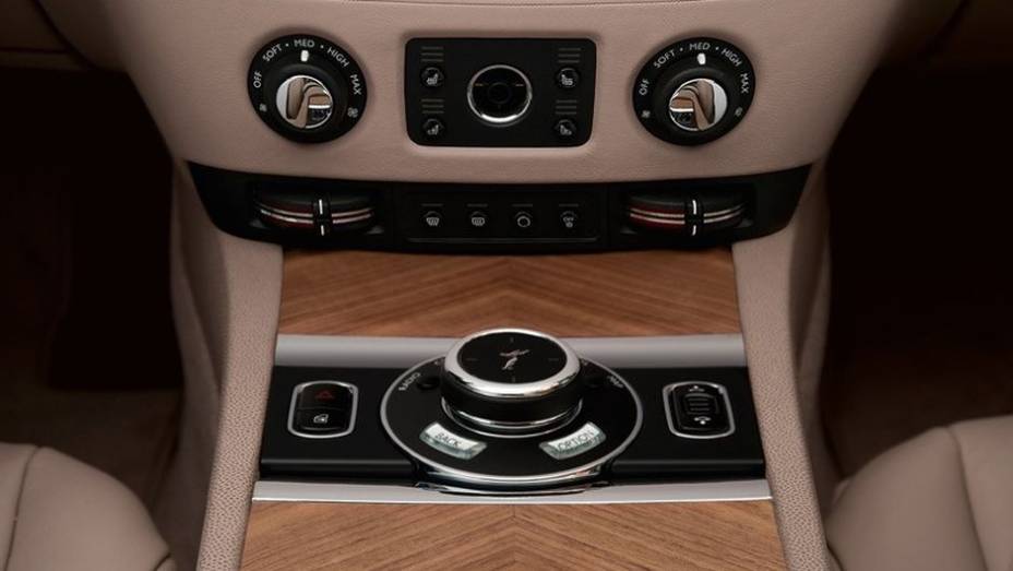 Pre&ccedil;o estipulado: 215 mil libras esterlinas | <a href="https://beta-develop.quatrorodas.abril.com.br/saloes/genebra/2013/rolls-royce-wraith-734658.shtml" rel="migration">Leia mais</a>
