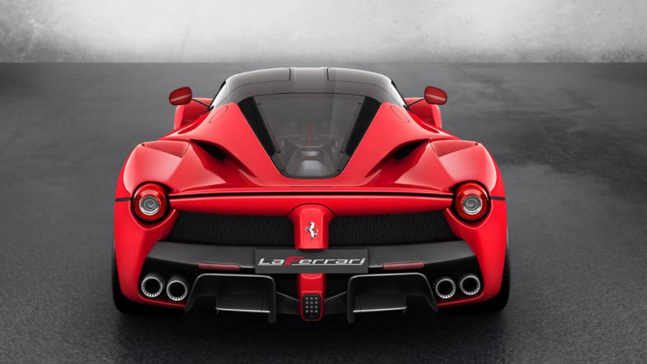 Distribuição de peso é de 51% para a dianteira e 49% para traseira | <a href="https://beta-develop.quatrorodas.abril.com.br/saloes/genebra/2013/ferrari-revela-laferrari-735265.shtml" rel="migration">Leia mais</a>