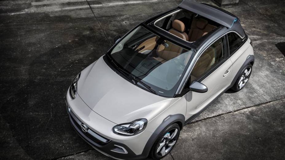 O carro perdeu seu teto tradicional e se converteu em um cabriolet | <a href="https://beta-develop.quatrorodas.abril.com.br/saloes/genebra/2013/opel-adam-rocks-concept-735283.shtml" rel="migration">Leia mais</a>