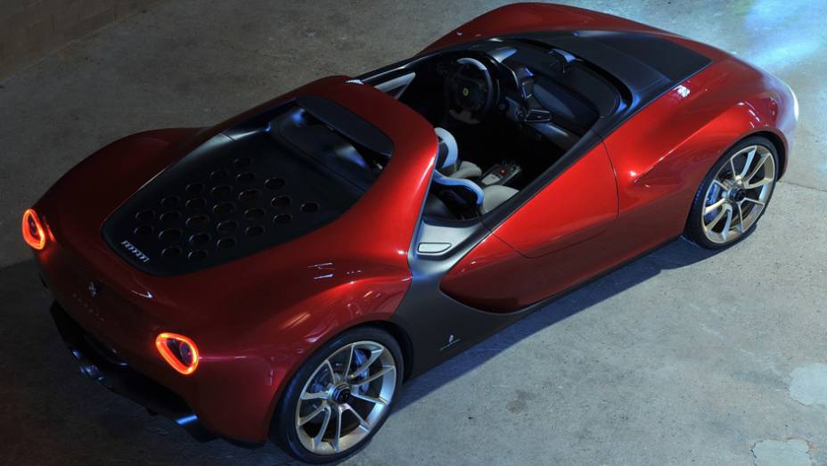 A tampa do motor, que possui os orifícios circulares vistos em outros conceitos Pininfarina, envolve a parte de trás dos assentos | <a href="%20https://beta-develop.quatrorodas.abril.com.br/saloes/genebra/2013/pininfarina-sergio-concept-735126.shtml" rel="migration">Leia mais</a>