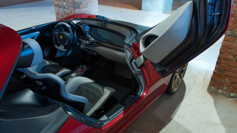 O interior é similar ao da 458 Spider, mas existe uma nova parte superior do painel e assentos modificados | <a href="%20https://beta-develop.quatrorodas.abril.com.br/saloes/genebra/2013/pininfarina-sergio-concept-735126.shtml" rel="migration">Leia mais</a>