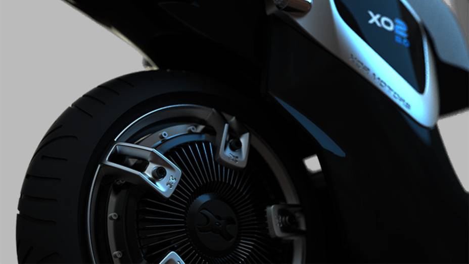 Sem falar que o plug da tomada &eacute; comum, ou seja, n&atilde;o &eacute; preciso ir at&eacute; um posto especial para poder "abastecer" o scooter | <a href="%20https://beta-develop.quatrorodas.abril.com.br/moto/noticias/xo2-urban-transformer-scooter-eletrico-dobravel-735425.shtml" rel="migration">Leia mais</a>