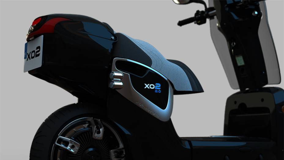 1 minuto de carga permite que você ande 1 km a 100 km/h com o XO2 8 kW | <a href="https://beta-develop.quatrorodas.abril.com.br/moto/noticias/xo2-urban-transformer-scooter-eletrico-dobravel-735425.shtml" rel="migration">Leia mais</a>