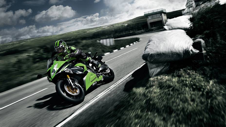 A Kawasaki Ninja ZX-6R 636 2013 é uma moto de pista com melhorias que a tornam mais dócil para o uso urbano | <a href="%20https://beta-develop.quatrorodas.abril.com.br/moto/noticias/kawasaki-lanca-nova-ninja-zx-6r-636-brasil-735677.shtml" rel="migration">Leia mais</a>