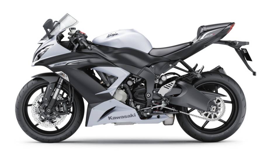 Kawasaki Ninja ZX-6R 636 também está disponível na cor branca | <a href="https://beta-develop.quatrorodas.abril.com.br/moto/noticias/kawasaki-lanca-nova-ninja-zx-6r-636-brasil-735677.shtml" rel="migration">Leia mais</a>