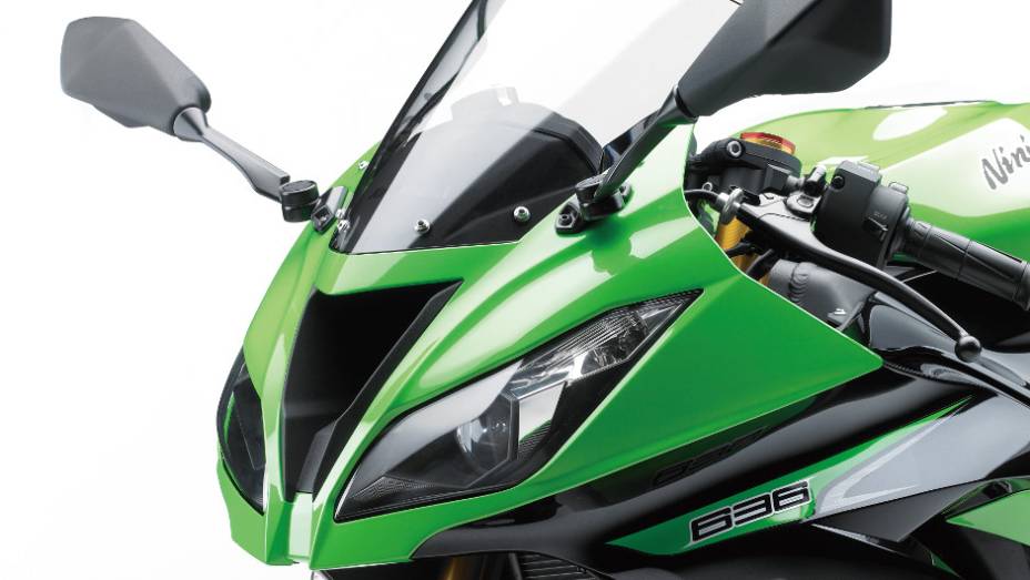 O design da nova Ninja 636 remete muito à irmã maior ZX-10R, com linhas mais angulosas e marcantes | <a href="%20https://beta-develop.quatrorodas.abril.com.br/moto/noticias/kawasaki-lanca-nova-ninja-zx-6r-636-brasil-735677.shtml" rel="migration">Leia mais</a>