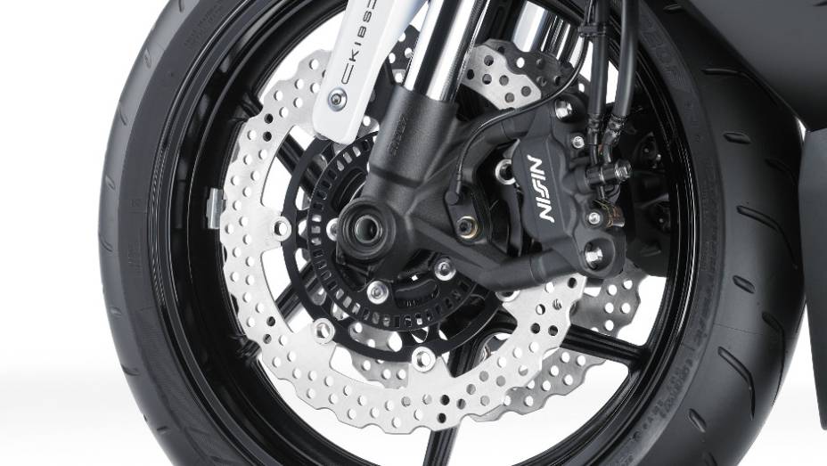 Seus freios contam com o sistema ABS inteligente da Kawasaki, o KIBS (Kawasaki Intelligent Anti-Lock Brake System), com pinças monobloco Nissin, pela primeira vez em uma moto da marca | <a href="%20https://beta-develop.quatrorodas.abril.com.br/moto/noticias/kawasaki-lanc" rel="migration"></a>