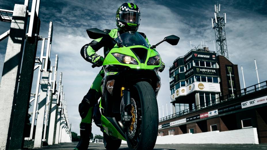 Segundo Ricardo Suzuki, gerente de planejamento da Kawasaki do Brasil, a motocicleta estará disponível nas concessionárias no começo do mês de abril | <a href="%20https://beta-develop.quatrorodas.abril.com.br/moto/noticias/kawasaki-lanca-nova-ninja-zx-6r-636-brasil-73567" rel="migration"></a>