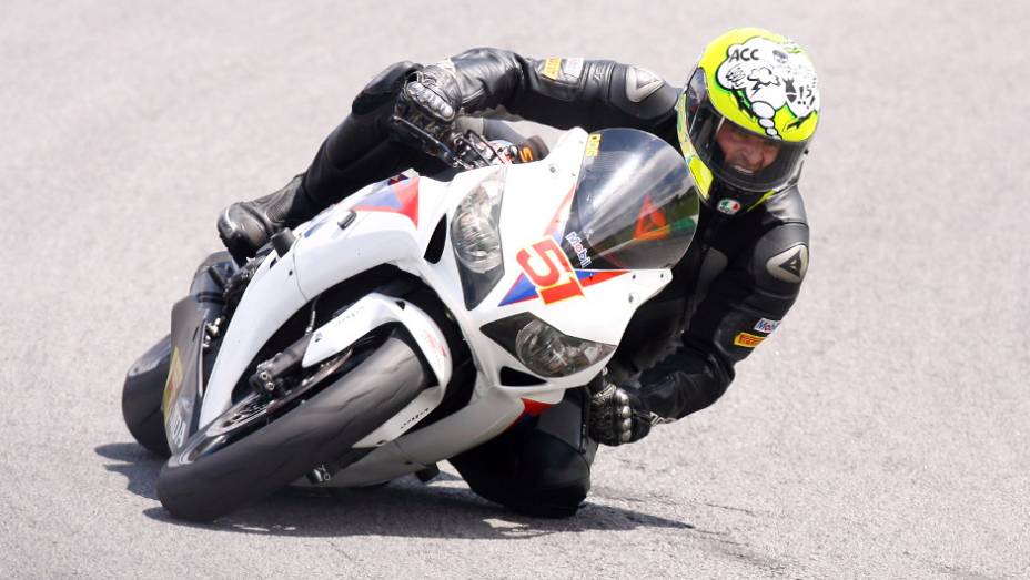 José Luiz Cachorrão garantiu o segundo lugar | <a href="https://beta-develop.quatrorodas.abril.com.br/moto/noticias/maico-teixeira-vence-1a-etapa-superbike-series-brasil-735864.shtml" rel="migration">Leia mais</a>