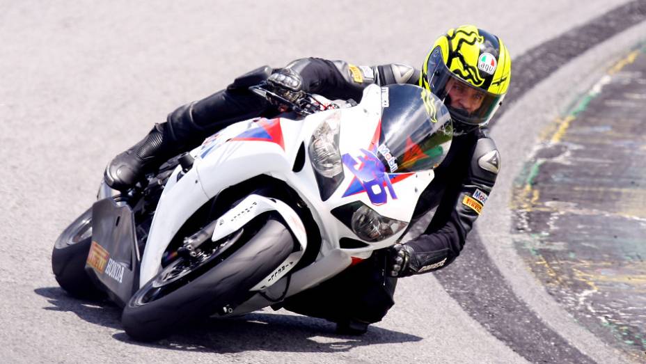 Maico Teixeira foi o pole position e garantiu a vitória em Interlagos | <a href="https://beta-develop.quatrorodas.abril.com.br/moto/noticias/maico-teixeira-vence-1a-etapa-superbike-series-brasil-735864.shtml" rel="migration">Leia mais</a>