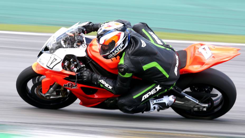 Danilo Lewis garantiu o terceiro lugar | <a href="https://beta-develop.quatrorodas.abril.com.br/moto/noticias/maico-teixeira-vence-1a-etapa-superbike-series-brasil-735864.shtml" rel="migration">Leia mais</a>