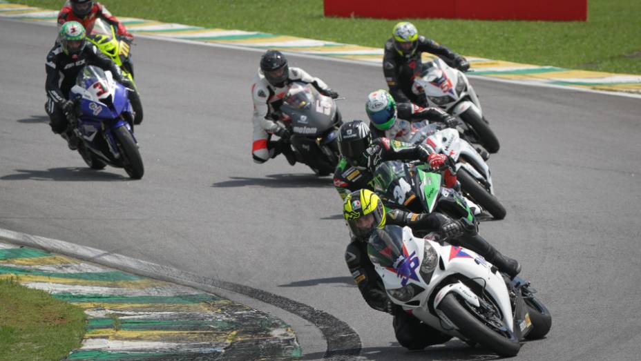 Primeira etapa do SuperBike Series Brasil aconteceu em São Paulo, no Autódromo de Interlagos | <a href="https://beta-develop.quatrorodas.abril.com.br/moto/noticias/maico-teixeira-vence-1a-etapa-superbike-series-brasil-735864.shtml" rel="migration">Leia mais</a>