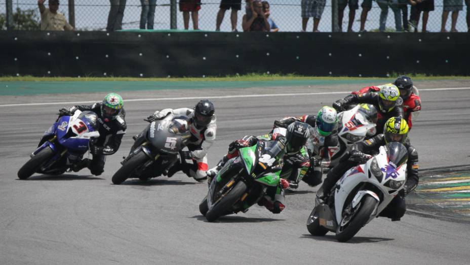 Maico Teixeira dominou a primeira etapa do SuperBike Series Brasil | <a href="https://beta-develop.quatrorodas.abril.com.br/moto/noticias/maico-teixeira-vence-1a-etapa-superbike-series-brasil-735864.shtml" rel="migration">Leia mais</a>