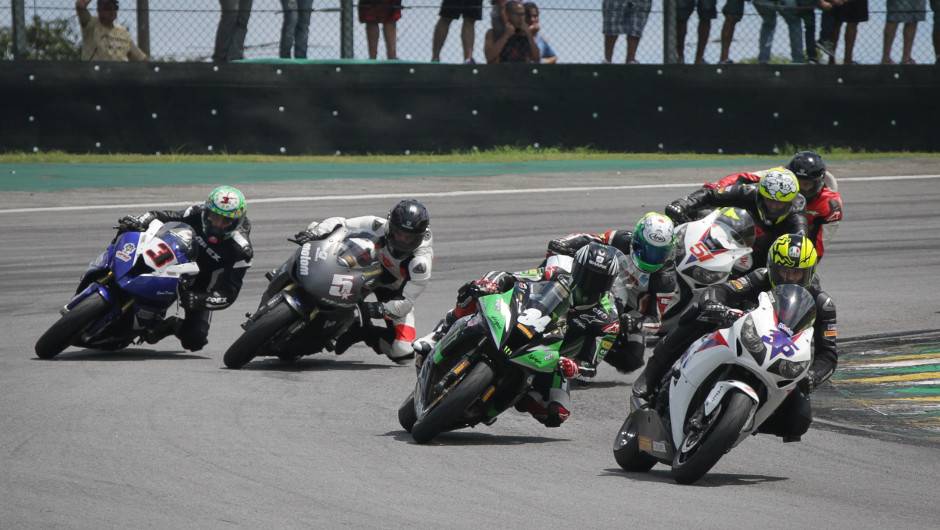 Maico Teixeira dominou a primeira etapa do SuperBike Series Brasil | <a href="https://beta-develop.quatrorodas.abril.com.br/moto/noticias/maico-teixeira-vence-1a-etapa-superbike-series-brasil-735864.shtml" rel="migration">Leia mais</a> Maico Teixeira dominou a primeira etapa do SuperBike Series Brasil | <a href="https://beta-develop.quatrorodas.abril.com.br/moto/noticias/maico-teixeira-vence-1a-etapa-superbike-series-brasil-735864.shtml" rel="migration">Leia mais</a>
