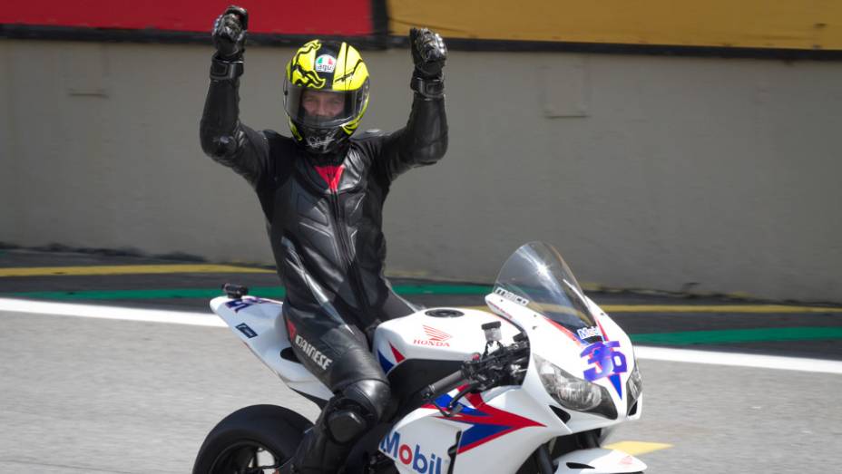 Maico Teixeira comemora vitória em Interlagos | <a href="https://beta-develop.quatrorodas.abril.com.br/moto/noticias/maico-teixeira-vence-1a-etapa-superbike-series-brasil-735864.shtml" rel="migration">Leia mais</a>