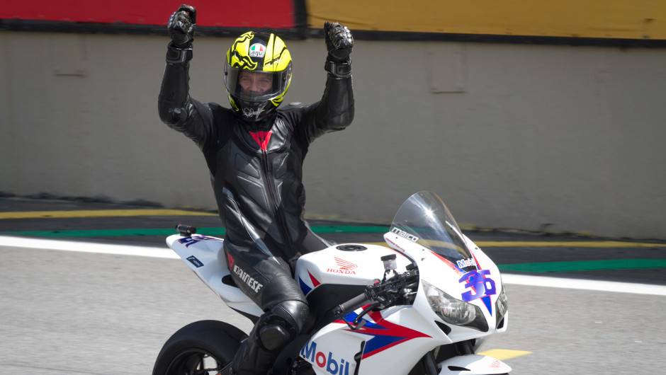 Maico Teixeira comemora vit&oacute;ria em Interlagos | <a href="https://beta-develop.quatrorodas.abril.com.br/moto/noticias/maico-teixeira-vence-1a-etapa-superbike-series-brasil-735864.shtml" rel="migration">Leia mais</a>