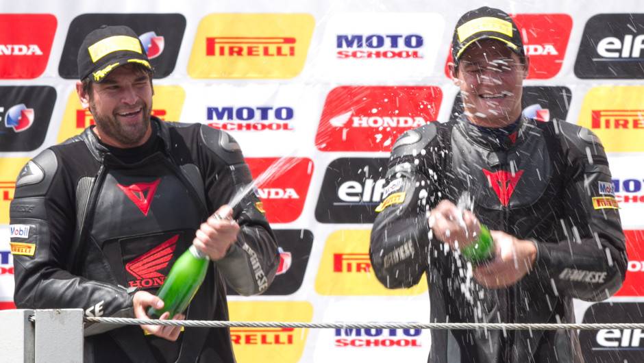 Cachorr&atilde;o e Maico Teixeira comemoram no p&oacute;dio | <a href="https://beta-develop.quatrorodas.abril.com.br/moto/noticias/maico-teixeira-vence-1a-etapa-superbike-series-brasil-735864.shtml" rel="migration">Leia mais</a>