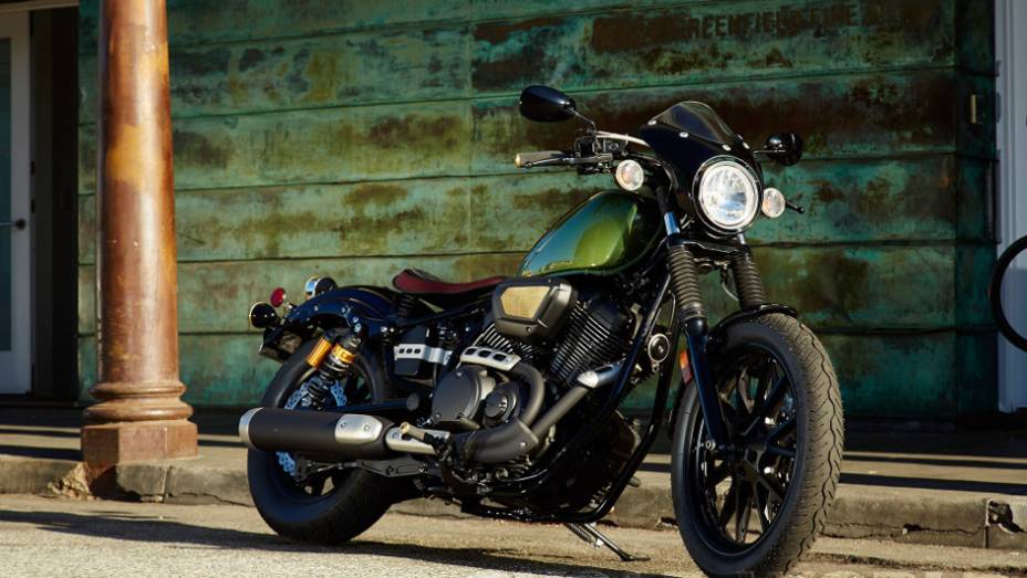 Yamaha Star Bolt R-Spec na cor verde exército com acessórios | <a href="https://beta-develop.quatrorodas.abril.com.br/moto/noticias/yamaha-lanca-custom-star-bolt-eua-735965.shtml" rel="migration">Leia mais</a>