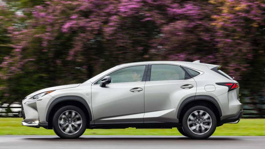 Arrojado como todo Lexus, o SUV traz a nova identidade visual da marca | <a href="https://beta-develop.quatrorodas.abril.com.br/noticias/fabricantes/lexus-lanca-nx-200t-brasil-846698.shtml" rel="migration">Leia mais</a>