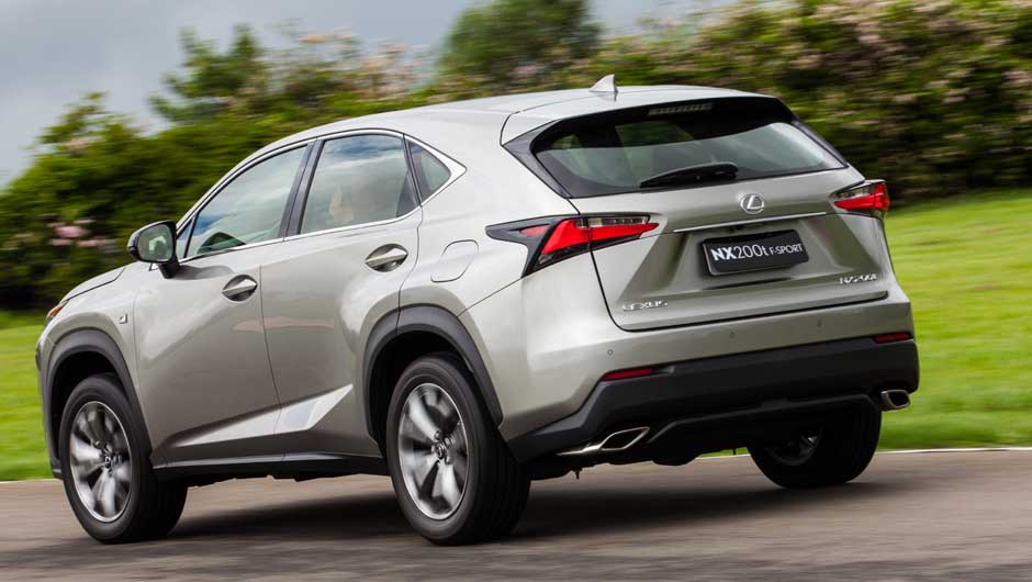 Far&oacute;is e lanternas espichadas invadem a lateral e marcam a carroceria | <a href="https://beta-develop.quatrorodas.abril.com.br/noticias/fabricantes/lexus-lanca-nx-200t-brasil-846698.shtml" rel="migration">Leia mais</a>
