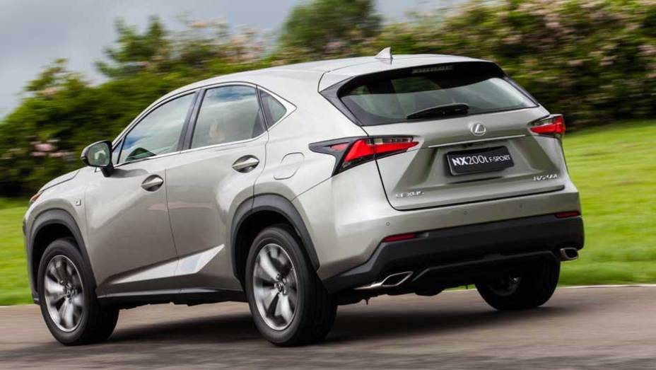 Faróis e lanternas espichadas invadem a lateral e marcam a carroceria | <a href="https://beta-develop.quatrorodas.abril.com.br/noticias/fabricantes/lexus-lanca-nx-200t-brasil-846698.shtml" rel="migration">Leia mais</a>