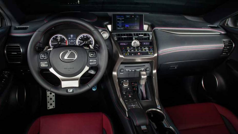 Interior é bastante luxuoso e moderno, incluindo um novo controle para a central multimídia | <a href="https://beta-develop.quatrorodas.abril.com.br/noticias/fabricantes/lexus-lanca-nx-200t-brasil-846698.shtml" rel="migration">Leia mais</a>