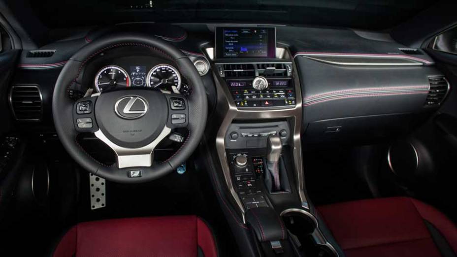 Interior &eacute; bastante luxuoso e moderno, incluindo um novo controle para a central multim&iacute;dia | <a href="https://beta-develop.quatrorodas.abril.com.br/noticias/fabricantes/lexus-lanca-nx-200t-brasil-846698.shtml" rel="migration">Leia mais</a>