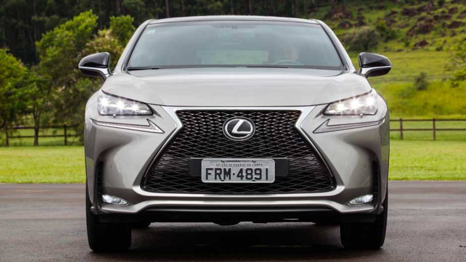 A grade cromada &eacute; um dos elementos mais marcantes dos modelos Lexus | <a href="https://beta-develop.quatrorodas.abril.com.br/noticias/fabricantes/lexus-lanca-nx-200t-brasil-846698.shtml" rel="migration">Leia mais</a>