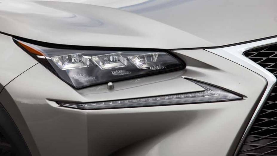 Luzes diurnas de led ficam separadas dos faróis; os SUVs BMW X3, Audi Q5 e Range Rover Evoque são alguns de seus rivais | <a href="https://beta-develop.quatrorodas.abril.com.br/noticias/fabricantes/lexus-lanca-nx-200t-brasil-846698.shtml" rel="migration">Leia mais</a>