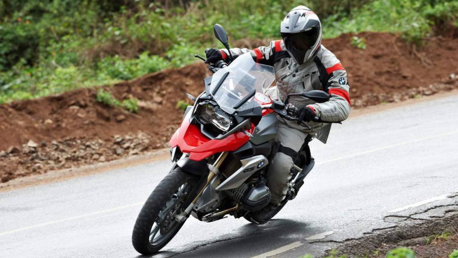 Modelo foi apresentado durante o Sal&atilde;o de Col&ocirc;nia, na Alemanha, no ano passado | <a href="https://beta-develop.quatrorodas.abril.com.br/moto/noticias/nova-bmw-r-1200-gs-chega-r-73-400-738866.shtml" rel="migration">Leia mais</a>