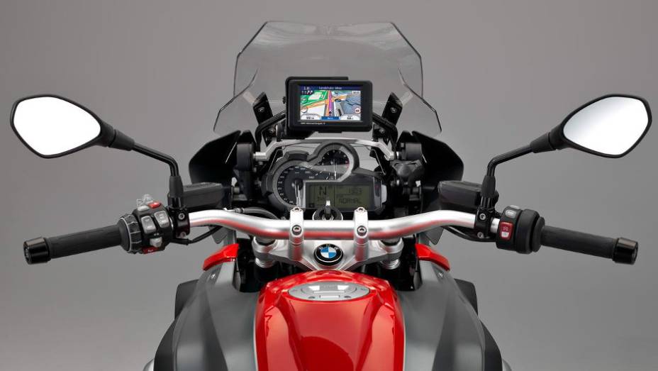 Versão Premium da motocicleta custará R$ 83.900,00 no Brasil | <a href="https://beta-develop.quatrorodas.abril.com.br/moto/noticias/nova-bmw-r-1200-gs-chega-r-73-400-738866.shtml" rel="migration">Leia mais</a>