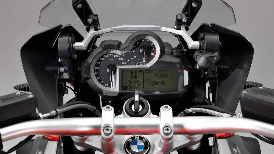 Nova geração da BMW R 1200 GS conta com cinco modos de condução (Rain, Road, Dynamic, Enduro e Enduro Pro) | <a href="%20https://beta-develop.quatrorodas.abril.com.br/moto/noticias/nova-bmw-r-1200-gs-chega-r-73-400-738866.shtml" rel="migration">Leia mais</a>