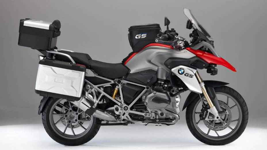 A vers&atilde;o topo de linha que conta com suspens&atilde;o com ajuste eletr&ocirc;nico | <a href="https://beta-develop.quatrorodas.abril.com.br/moto/noticias/nova-bmw-r-1200-gs-chega-r-73-400-738866.shtml" rel="migration">Leia mais</a>
