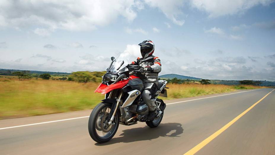 Seu motor boxer de dois cilindros opostos, com 1.170 cm&sup3;, gera uma pot&ecirc;ncia de 125 cavalos e um torque de 12,74 kgf.m | <a href="%20https://beta-develop.quatrorodas.abril.com.br/moto/noticias/nova-bmw-r-1200-gs-chega-r-73-400-738866.shtml" rel="migration">Leia mais</a>