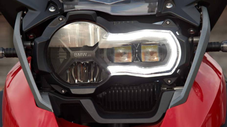 O novo modelo mostra melhor desempenho que a vers&atilde;o anterior, que gerava 110 cavalos de pot&ecirc;ncia e o torque m&aacute;ximo de 12,23 kgf.m | <a href="%20https://beta-develop.quatrorodas.abril.com.br/moto/noticias/nova-bmw-r-1200-gs-chega-r-73-400-738866.shtml" rel="migration">Leia mais</a>