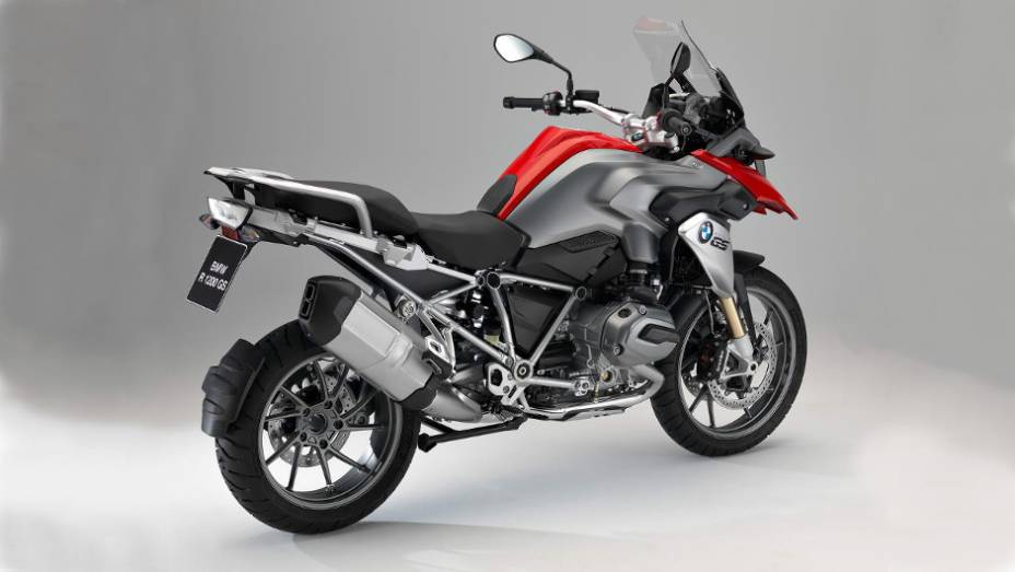 Na Europa, a nova BMW R 1200 GS começou a ser vendida em março | <a href="https://beta-develop.quatrorodas.abril.com.br/moto/noticias/nova-bmw-r-1200-gs-chega-r-73-400-738866.shtml" rel="migration">Leia mais</a>