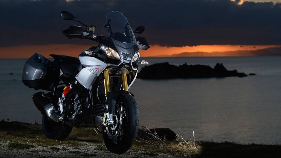 Enquanto a vers&atilde;o Travel Pack custa 15.999 euros | <a href="https://beta-develop.quatrorodas.abril.com.br/moto/noticias/conheca-aprilia-caponord-1200-2013-736522.shtml" rel="migration">Leia mais</a>