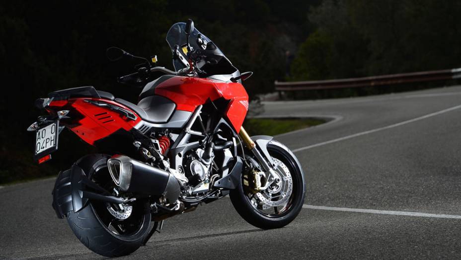 Na Espanha, a versão standard da moto custa 13.499 euros | <a href="https://beta-develop.quatrorodas.abril.com.br/moto/noticias/conheca-aprilia-caponord-1200-2013-736522.shtml" rel="migration">Leia mais</a>