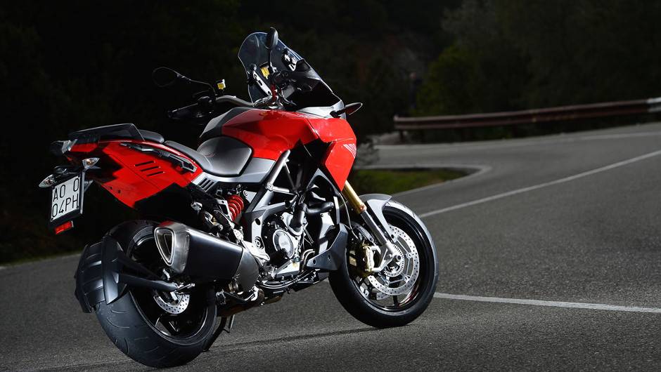 Na Espanha, a vers&atilde;o standard da moto custa 13.499 euros | <a href="https://beta-develop.quatrorodas.abril.com.br/moto/noticias/conheca-aprilia-caponord-1200-2013-736522.shtml" rel="migration">Leia mais</a>