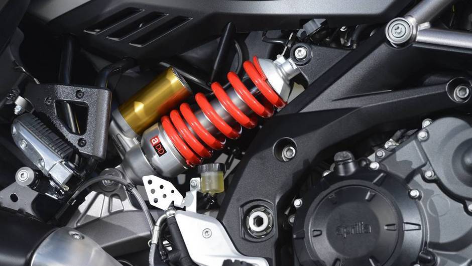Vers&atilde;o Travel Pack conta com o sistema de suspens&atilde;o semiativa (ADD - Aprilia Dynamic Dumping) | <a href="%20https://beta-develop.quatrorodas.abril.com.br/moto/noticias/conheca-aprilia-caponord-1200-2013-736522.shtml" rel="migration">Leia mais</a>